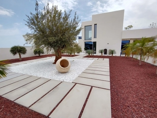 Vista de jardín de entrada y de vivienda