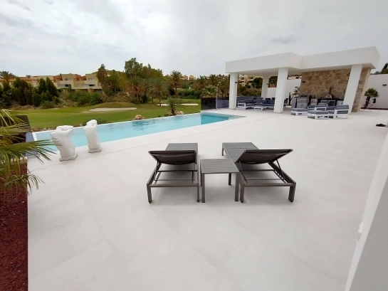 Vista de piscina, módulo de barbacoa, jardín y de campo de golf