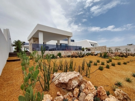 Vista de jardín, piscina y vivienda